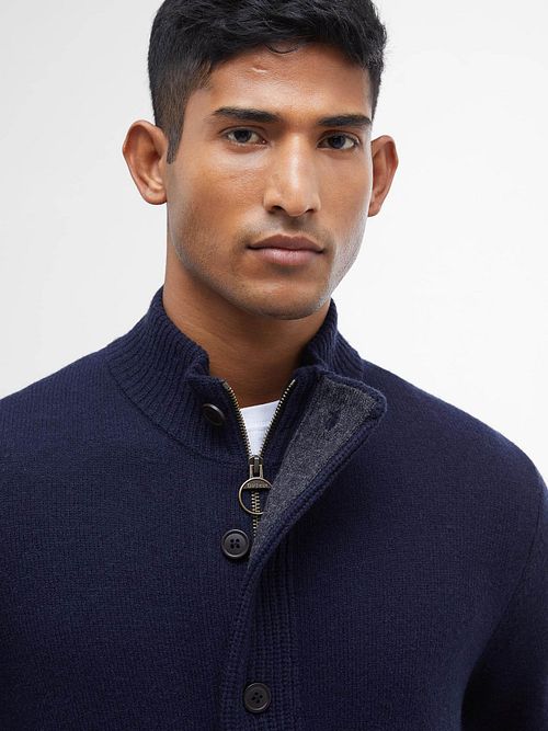 Barbour Kofta Patch Marinblå Model / Detail