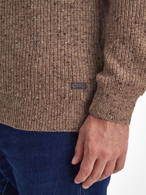 Barbour Trui Raisthorpe Lamswol Beige Model / Detail