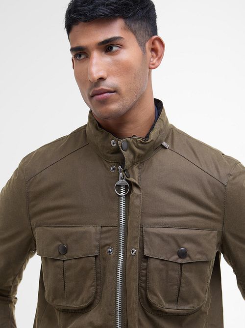 Barbour Manteau Ciré Corbridge Marron Model / Voorkant