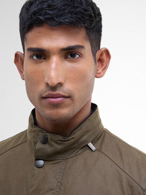 Barbour woskowana kurtka Corbridge brązowa Model / Detail