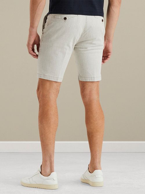 Vanguard V9 Chino Shorts i Ecru Model / Achterkant