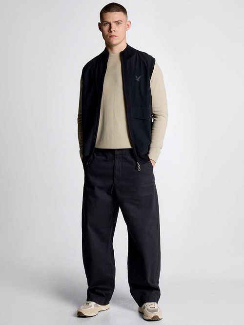 Lyle & Scott Tonal Pusjover Greige Model / Voorkant