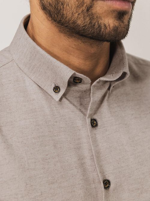 State Of Art Heavy Twill Hemd Beige Model / Detail