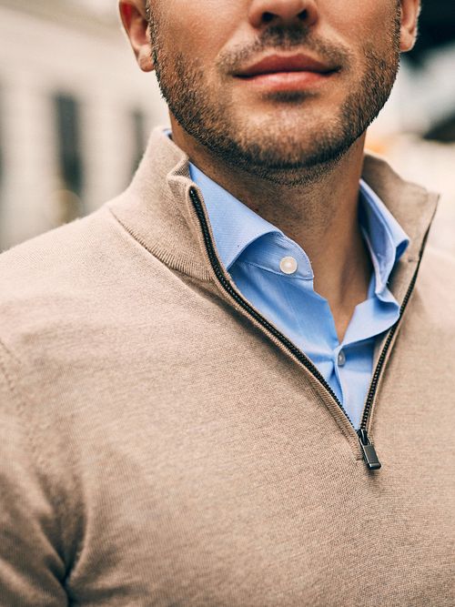Suitable Merino Half Zip Sweater Sand Model / Detail