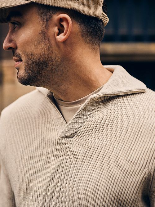 Maglione Suitable Riva Knit Ecru Model / Detail