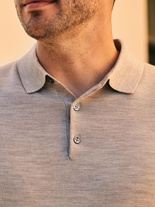 Suitable Polo Rishi Merino Beige Model / Sfeerbeeld