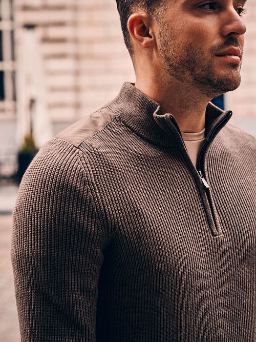 Suitable Pull Demi-Zip Patch Taupe Model / Sfeerbeeld