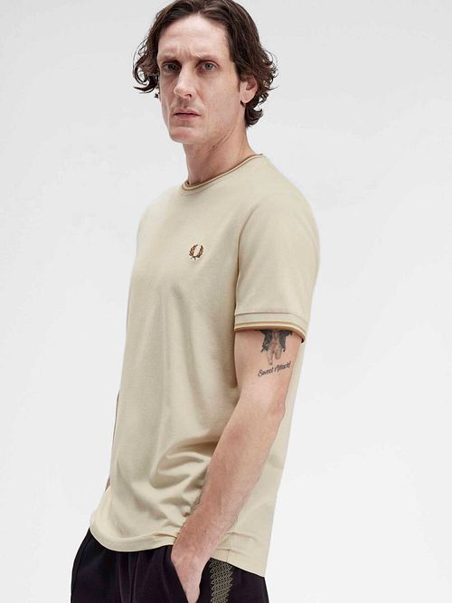 Fred Perry Twin Tipped T Shirt Beige Z53 Model / Voorkant