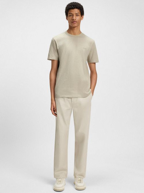 BOSS T-shirt Tegood Greige Model / Voorkant