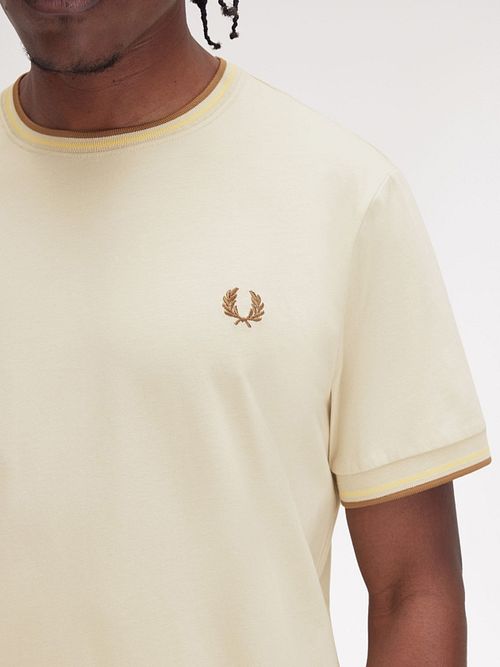 Fred Perry M1588 Twin Tipped T-shirt Beige Model / Detail