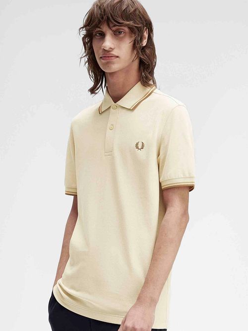 Polo Fred Perry Twin Tipped M3600 w kolorze beżowym Model / Voorkant