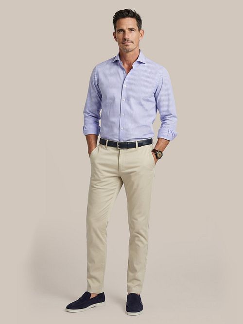 Chinosy Steppin' Out Newbury Light Twill w kolorze beżowym Model / Voorkant