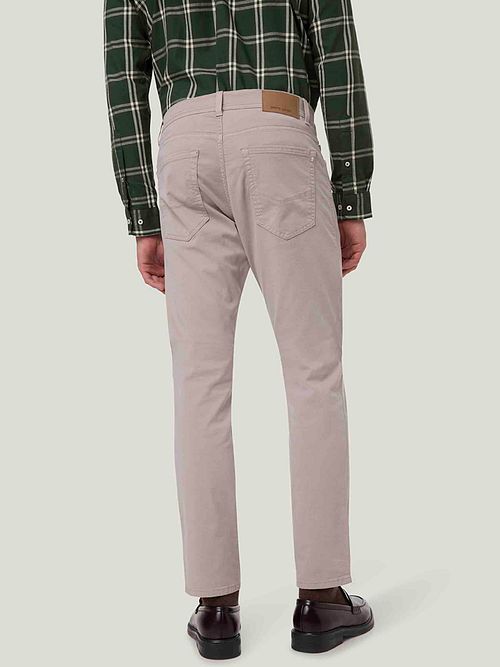 Spodnie Pierre Cardin Lyon Tapered w odcieniu greige Model / Achterkant