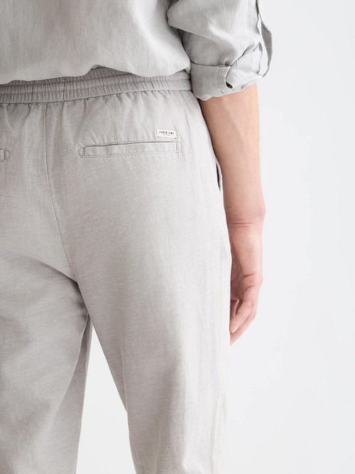 Chinosy Scotch and Soda Warren z bawełny i lnu w kolorze greige Model / Detail