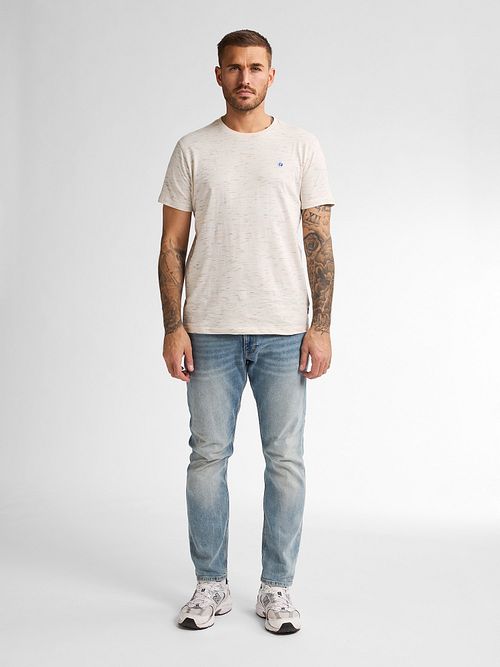 T-Shirt Petrol Sandstone Melange Ecru Model / Voorkant