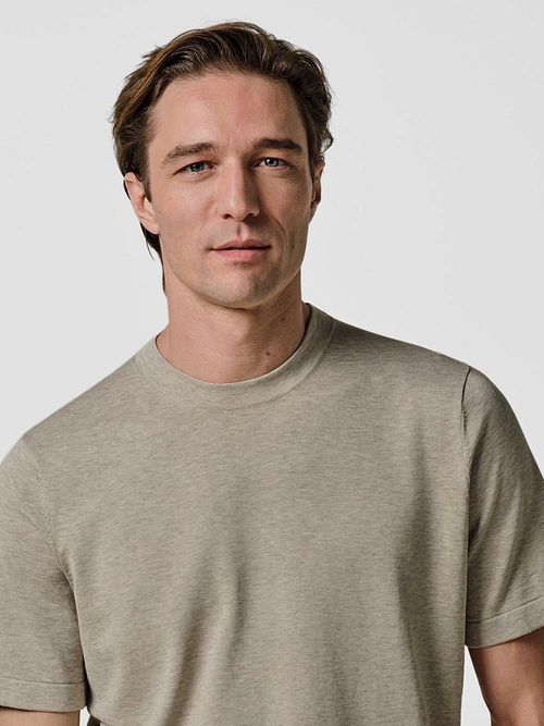 Dzianinowy T-shirt Profuomo w kolorze beżowym Model / Detail