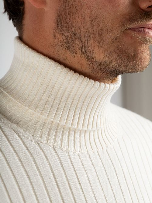 Dolcevita Suitable in merino a coste Off White Model / Detail