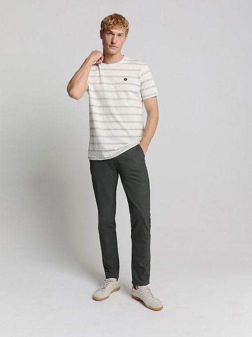 T-Shirt No-Excess girocollo in jacquard a righe écru Model / Voorkant