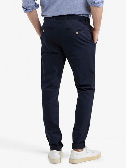 McGregor Chino Garment Färg Navy Model / Achterkant