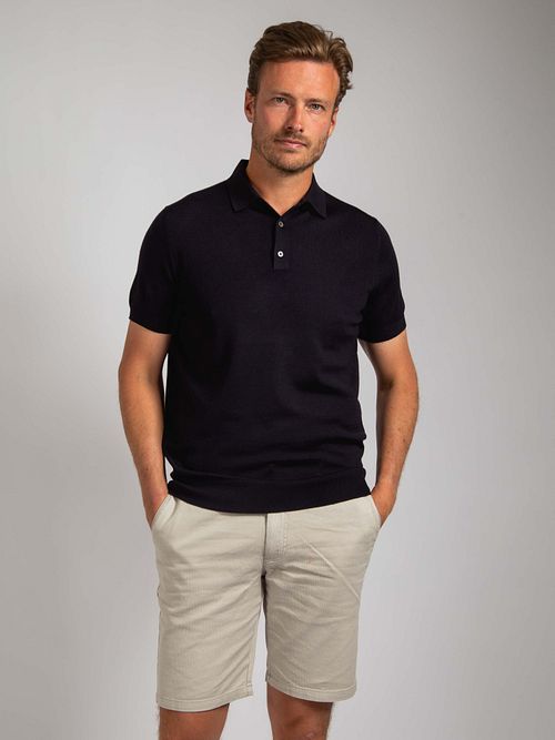 Suitable Polo Rishi Marinblå Merinoull Model / Voorkant