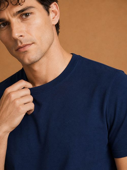 King Essentials The Shawn T-Shirt Navy Model / Detail