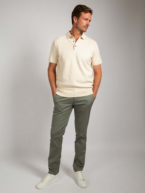 Suitable Heavy Knitted Polo Raw Ecru Model / Voorkant avec Stefan