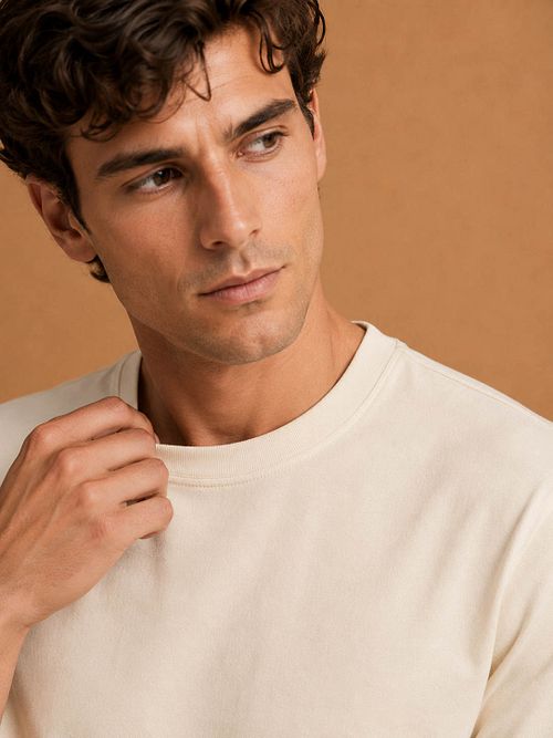 King Essentials The Steve T-Shirt Écru Model / Detail
