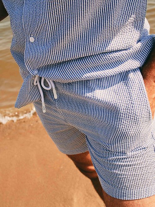 Suitable Badeshorts Stripe Seersucker Blau Model / Detail