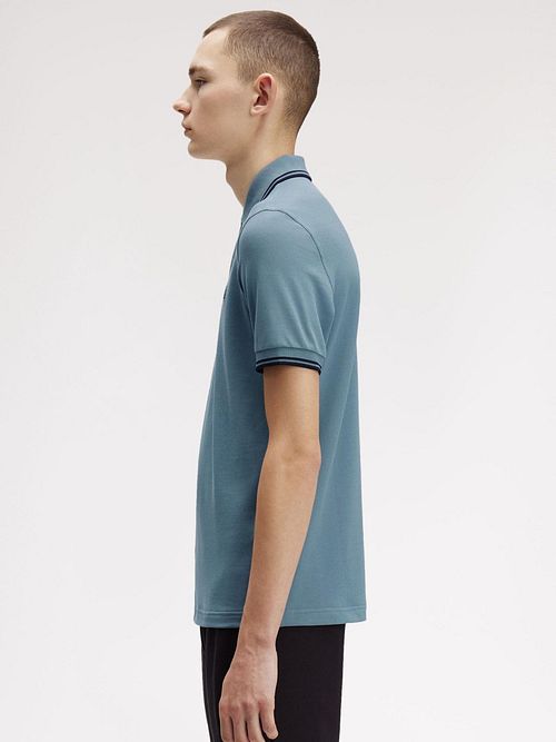 Fred Perry Polo Twin Tipped M3600 Blauw Z56 Model / Zijkant