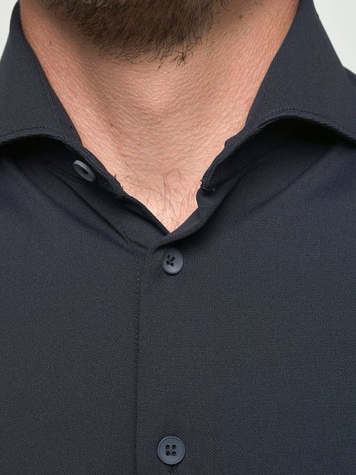 John Miller Chemise Hyperstretch Marine Model / Detail