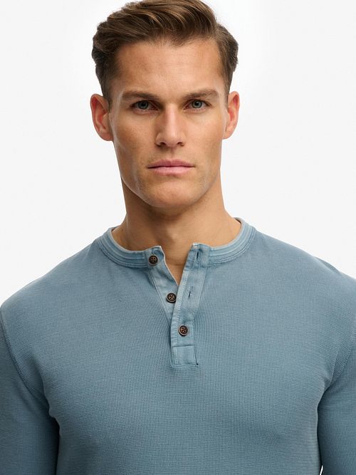 Superdry Pull Henley Texturé Bleu Model / Detail
