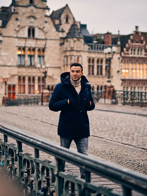 Suitable Parka Black Mountain Navy Model / Sfeerbeeld