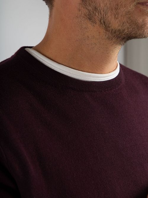 Suitable pullover in merino bordeaux Model / Detail