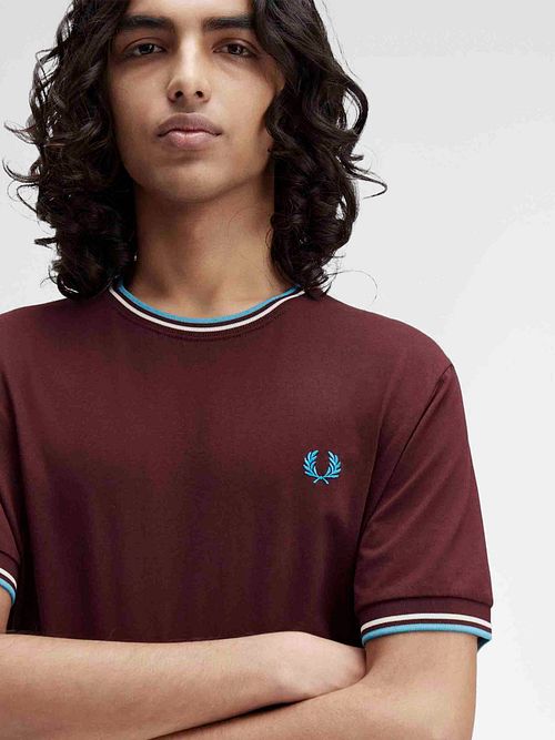 Fred Perry M1588 Twin Tipped T-skjorte Burgunder Model / Detail