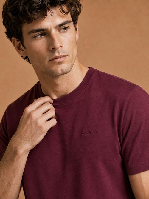 King Essentials T-Shirt The Shawn w kolorze burgundowym Model / Voorkant