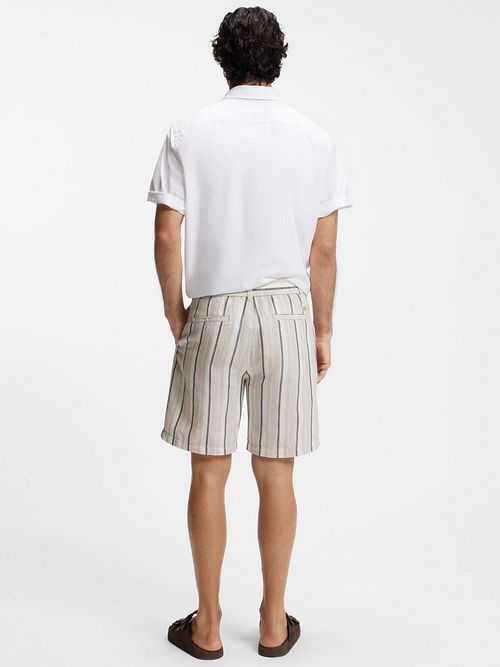 Szorty chino BOSS z domieszką lnu w beżowe paski Model / Achterkant