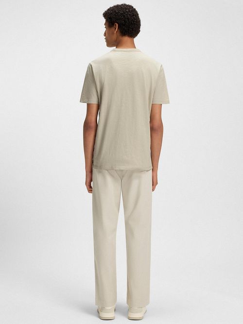 BOSS T-shirt Tegood Greige Model / Achterkant