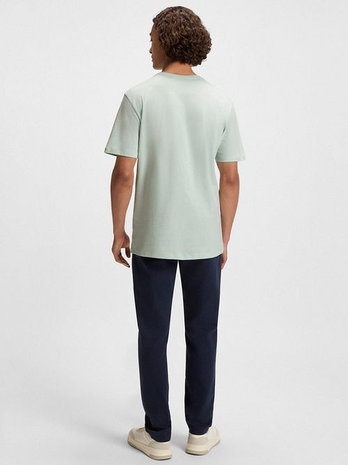 BOSS T-shirt Saga Ljusblå Model / Achterkant