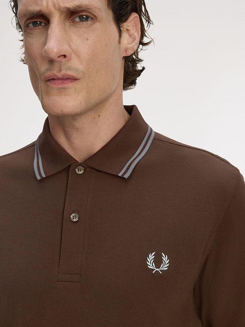Koszulka polo Fred Perry Twin Tipped M3600 w kolorze brązowym 49A Model / Detail