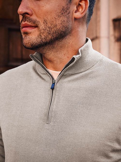 Sweter Suitable z wełny merynosów z półzamkiem w kolorze taupe Model / Sfeerbeeld