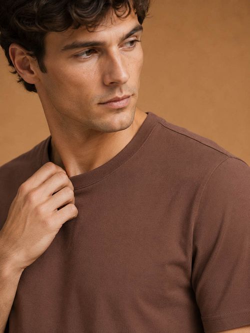 KING Essentials The Steve T-Shirt Brązowy Model / Voorkant