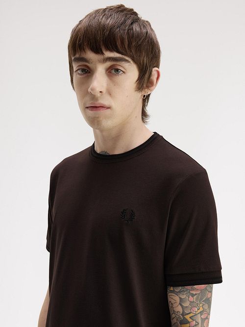 T-shirt Fred Perry Twin Tipped w kolorze brązowym 86C Model / Voorkant