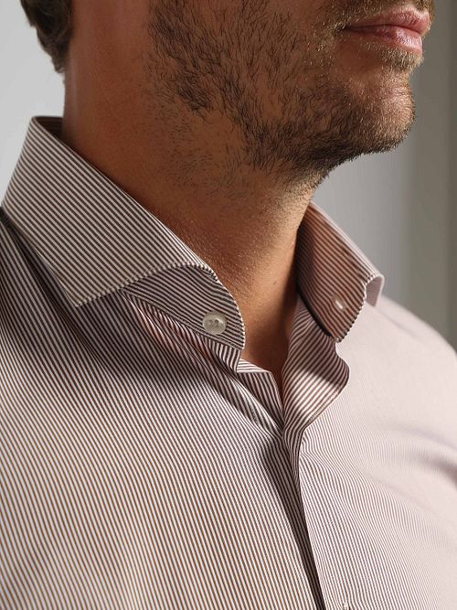 Suitable Twill Hemd Extra Lange Mouw Streep Bruin Model / Detail