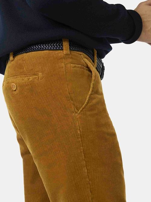 Meyer Chino Bonn Corduroy Kamel Model / Zijkant