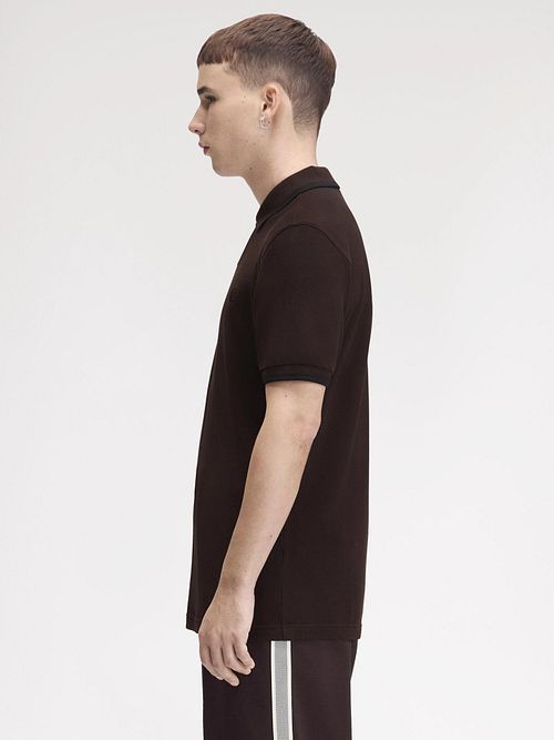 Fred Perry Polo Tipped M3600 Brun 86C Model / Zijkant