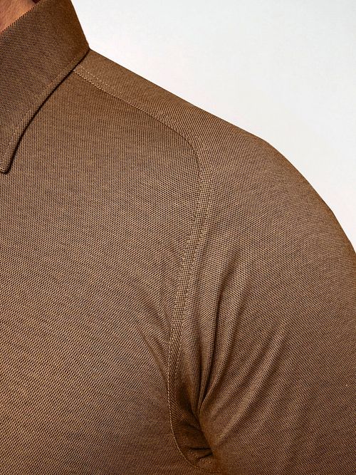 Camicia Desoto no stiro con colletto Kent marrone Model / Detail