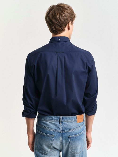 Camisa casual de popelina Gant en azul marino Model / Achterkant