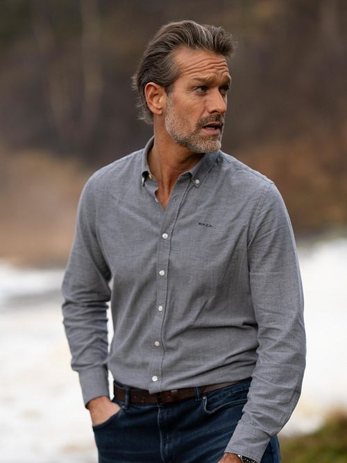 Camisa NZA Barn Twill con cuello button-down en azul marino Model / Voorkant