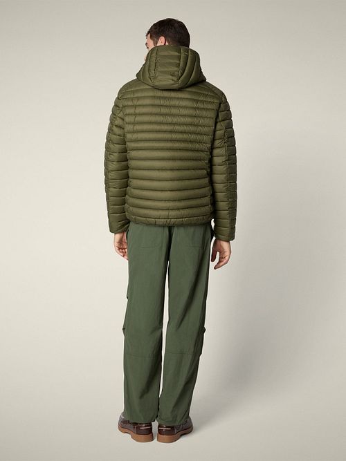 Chaqueta Giga Donald de Save The Duck en verde oliva Model / Achterkant