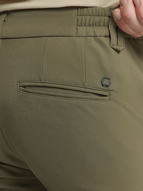 Chino No Excess 4-Way Stretch Sedoc Verde Model / Detail